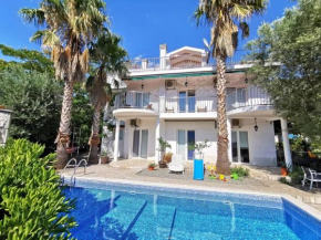 Apartment in a villa with pool and panoramic views
